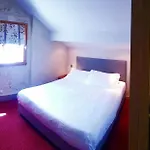 Отель De La Couronne 2*