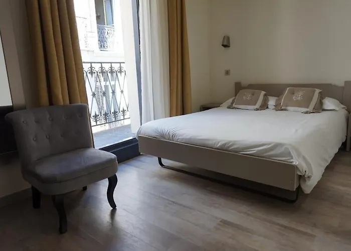 Hotel De La Couronne 2*