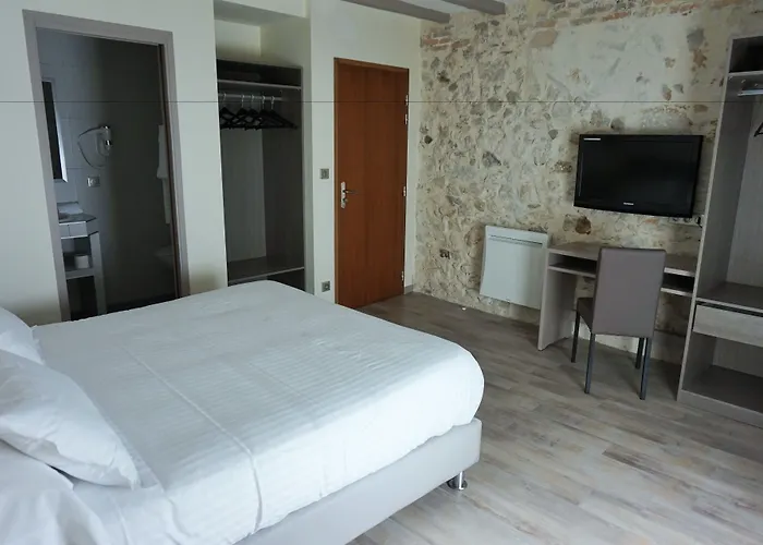 Hotel De La Couronne 2*