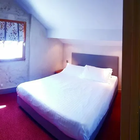 Hotel De La Couronne 2*