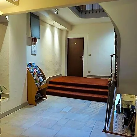 Hotel De La Couronne 2*